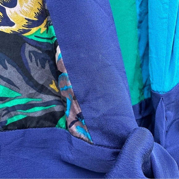 Diane Von Furstenberg 100% Silk Crossover Tie Blouse Blue Green Black Floral - Picture 7 of 15